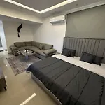 استديو انيق بدخول ذاتي جانب البوليفارد